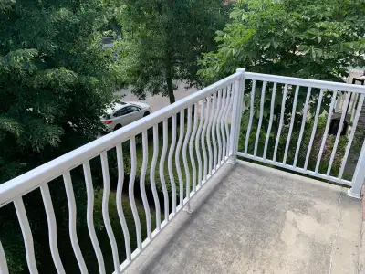 Disponible dès maintenant. .Beau 4-1/2 à louer! Haut de triplex. Propriétaire occupant. - À 5 min (à...