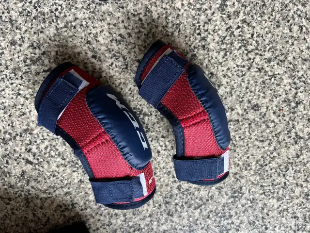 Youth Hockey Equipment (full set) in Hockey in Calgary - Image 7