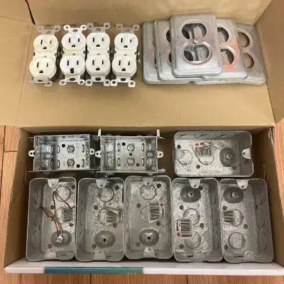 *TOUT POUR $10 (ALL FOR $10) - ABB BC1110 Surface Mount Metallic Utility Box - BC1102-LH Boîte pour...