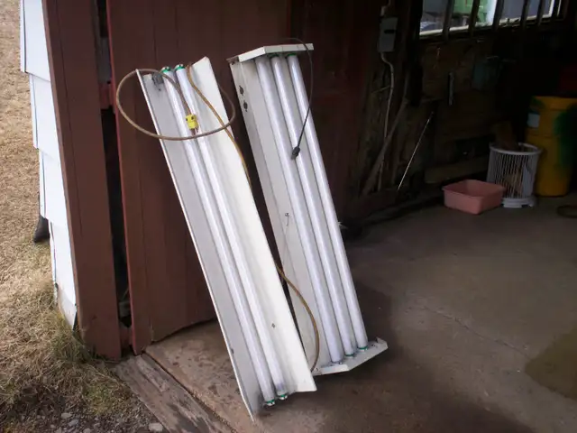 Two - 4' Fluorescent light fixtures in Indoor Lighting & Fans in Annapolis Valley - Image 4