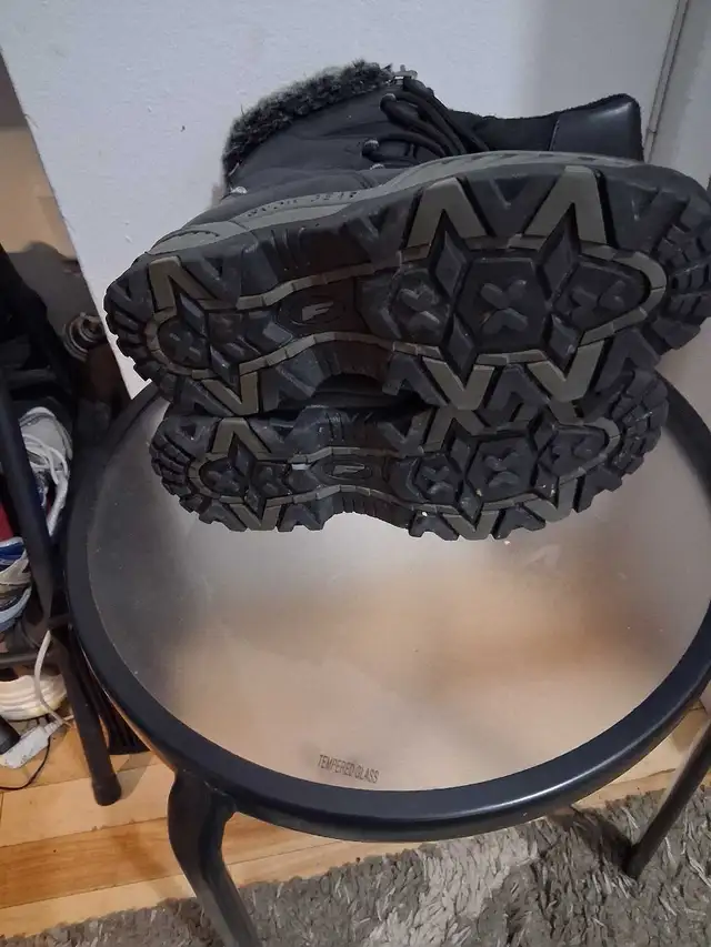 women winter shoes  us size 8 in Women's - Shoes in City of Montréal - Image 5