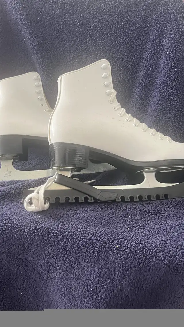 Ice Skates, Ladies Size 10.5 in Skates & Blades in Oshawa / Durham Region - Image 2