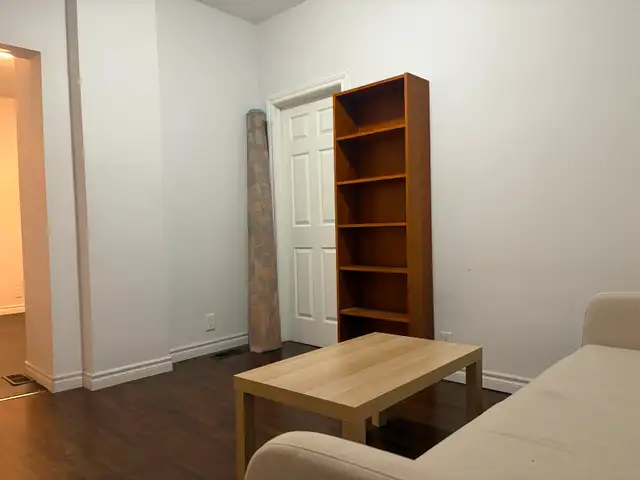 One bedroom in a two-bedroom apartment for rent dans Chambres à louer et colocs dans Ville de Toronto - Image 11