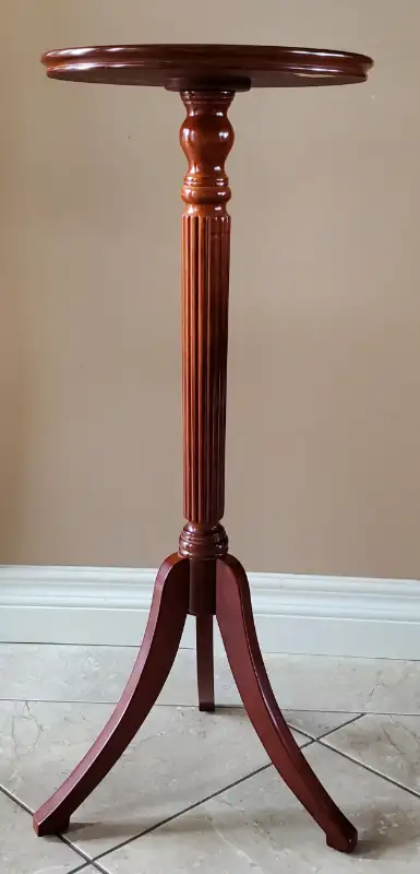 "THE BOMBAY COMPANY" CHERRYWOOD ROUND PEDESTAL ACCENT TABLE, View more