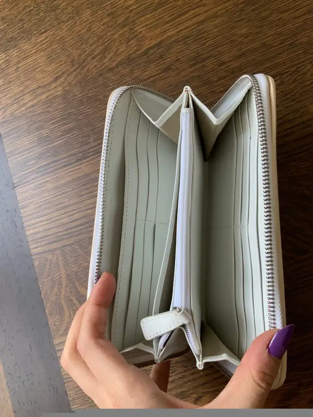 BURBERRY LONDON Patent Leather Cream Large Zip Around Wallet in Women's - Bags & Wallets in Oakville / Halton Region - Image 5