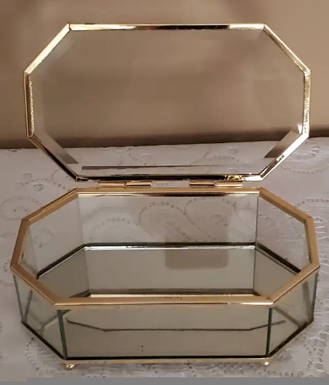 HINGED GLASS EXTENDED OCTAGONAL KEEPSAKE BOX WTH MIRRORED BOTTOM64396367899522121