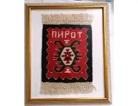 VINTAGE HAND-KNOTED WOOL RUG IN SOLID WOOD GOLD GILD FRAME