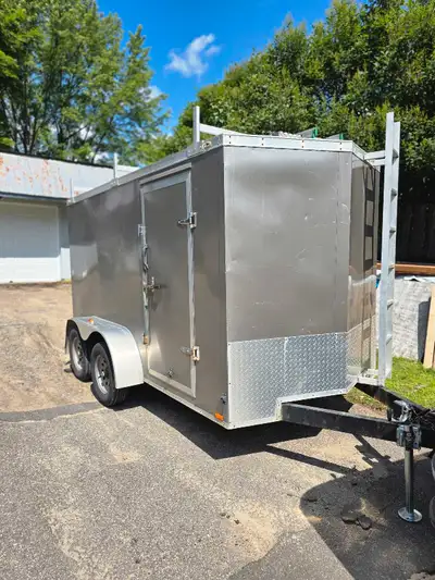 Remorque fermée cargo 2012 6x12 Avec rack a echelle avec passerelle