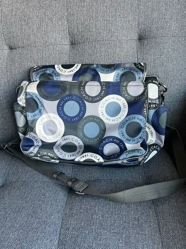 Coach Vintage Alexandria Snaphead Style Satin Diaper Bag in Women's - Bags & Wallets in Mississauga / Peel Region - Image 4