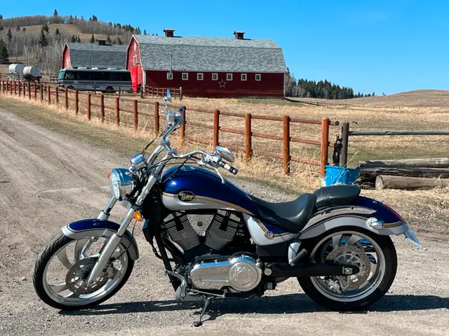 2005 Victory Vegas 8 Ball. In Great Shape! Low mileage.. in Street, Cruisers & Choppers in Calgary - Image 9