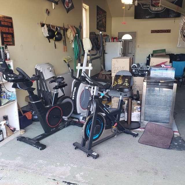 vélo stationnaire, frigidaire fonctionnel, 185 cadre, elliptique dans Ventes de garage  à Longueuil/Rive Sud