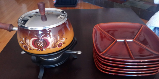 Fondue pots and plates in Other in Ottawa