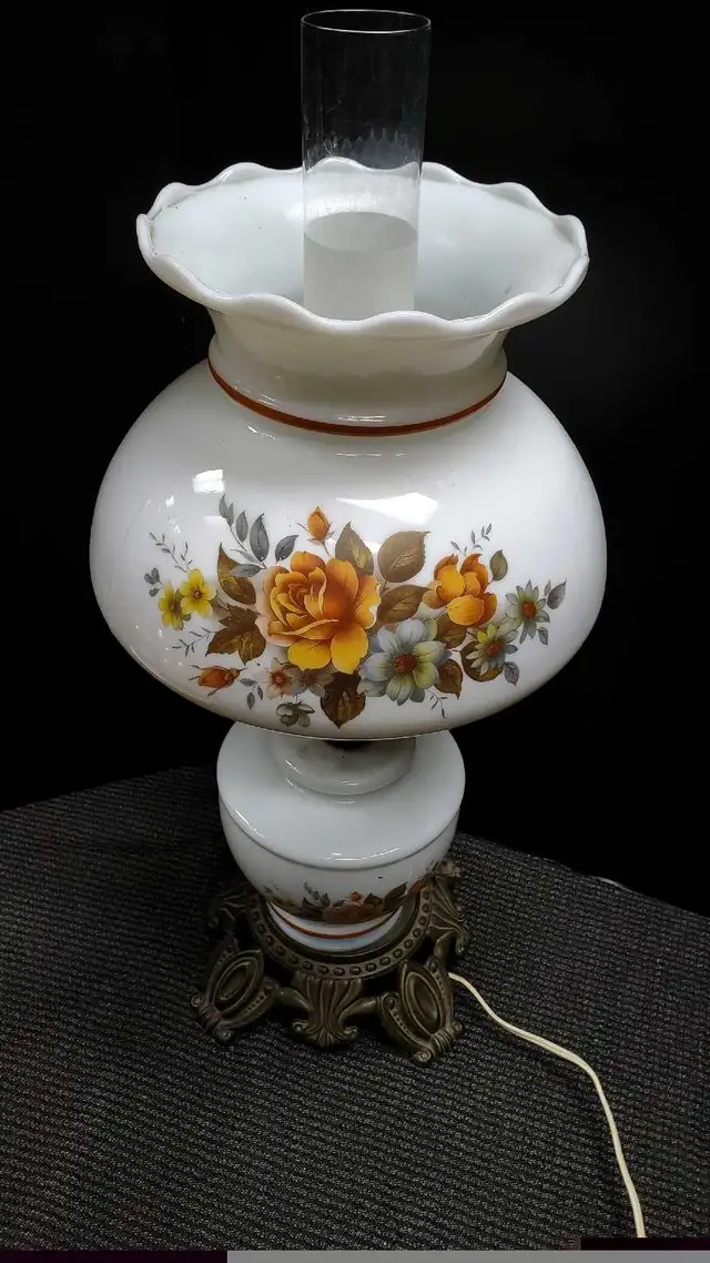 VINTAGE VICTORIAN STYLE TABLE LAMP in Indoor Lighting & Fans in City of Toronto - Image 6