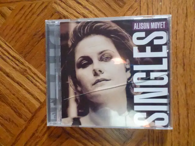 Singles – Alison Moyet    CD  near mint   $3.00628637310750751223