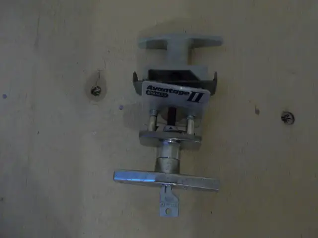 Poignée porte de garage Stanley in Windows, Doors & Trim in Longueuil / South Shore - Image 3