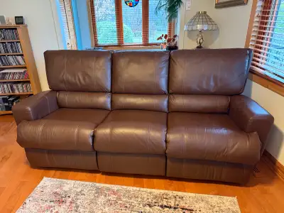 1 divan 3 places (dont 2 places inclinables avec un bras) et 1 fauteuil inclinable avec un bras en c...