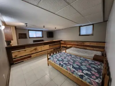  3 bed/1 bath/1 kitchen High rise bungalow  Rent 425 per per person per month  Contact 2493569887...