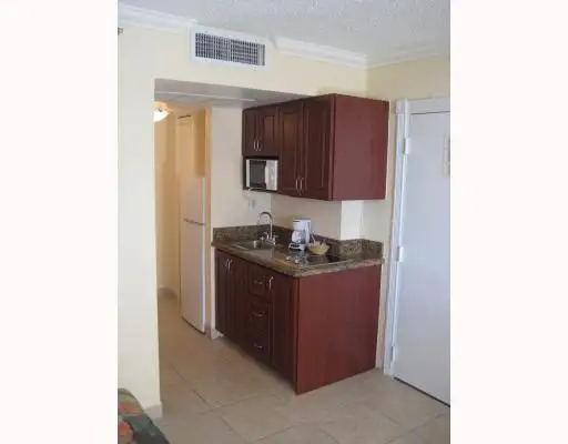 Miami Sunny-Isles oceanfront hotel condo studio on beach in Florida in Canada - Image 9