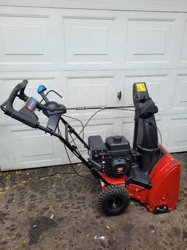 Toro Snowmaster 724QXE snowblower in Snowblowers in Kitchener / Waterloo - Image 7