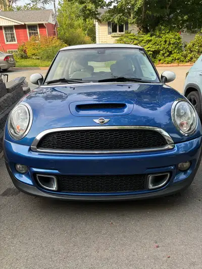 2012 MINI Cooper S | 6-Speed Manual | 105,590 km Finished in striking blue with a contrasting white...