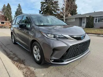 2021 Toyota Sienna XSE Hybrid FWD Minivan available today! Please book a viewing when ready to view....