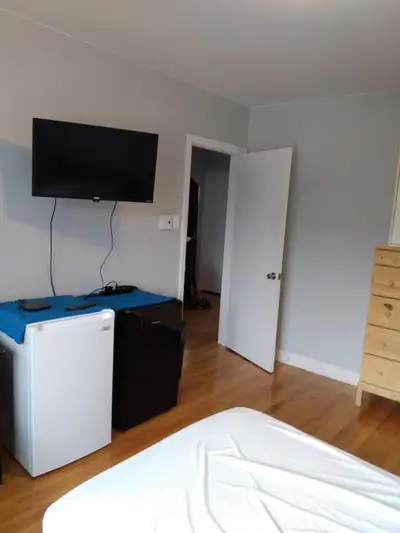 Libre maintenant Grande chambre 13x15 à louer dans 4 ½ à Lachine, 850$ par mois tout inclus et meubl...