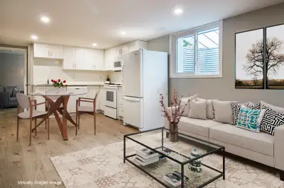 Bright & Modern 2 Bedroom + Den in Peterborough