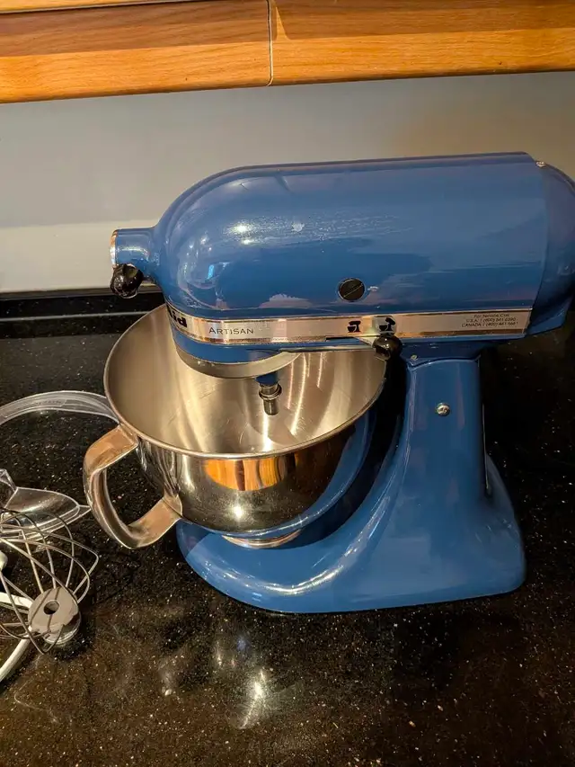 KitchenAid Artisan Stand Mixer in Processors, Blenders & Juicers in City of Toronto - Image 5