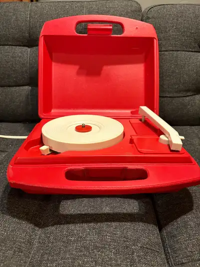 VINTAGE PORTABLE RECORD PLAYER W/ BUILT IN SPEAKER "REALISTIC" BRAND. WORKS. 30$ BLOOR AND OSSINGTON