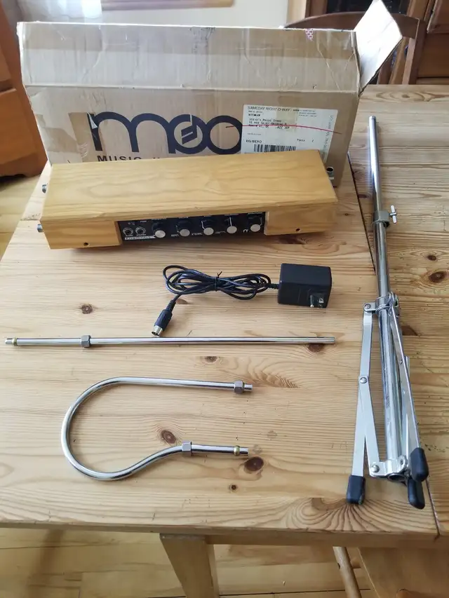 Moog Etherwave plus - Theremin in Pianos & Keyboards in Laval / North Shore - Image 3