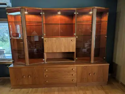 Voici un meuble danois élégant qui ajoutera une touche de sophistication vintage à votre maison. Ce...