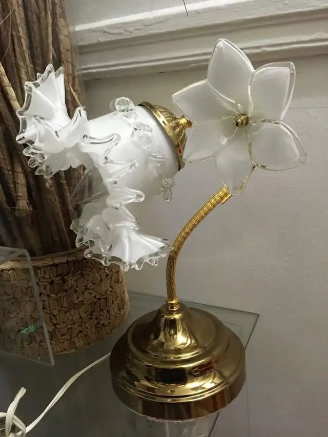 2 Excellent Vintage White Glass Murano Floral Table Lamps $285 in Indoor Lighting & Fans in City of Montréal - Image 2