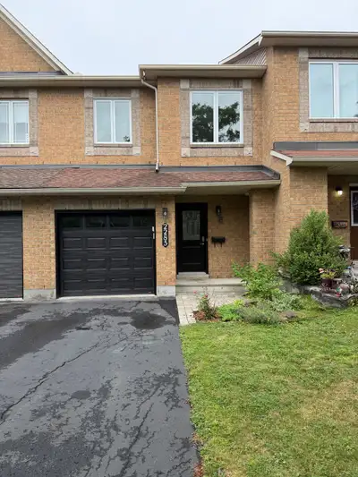 Beautifully upgraded 3-bedroom townhome located in the highly desirable Avalon neighbourhood of Orlé...