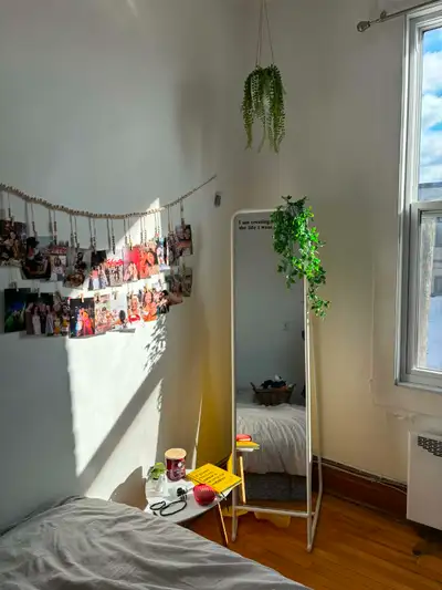 Salut ! ☀️ Deux chambres se libèrent dans notre colocation de 4 femmes située sur le Plateau Mont-Ro...