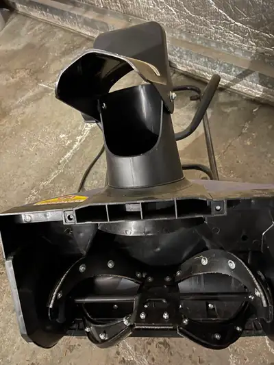 Selling barely used Snow Joe SJ620 18” 13.5 Amps electric (corded) snow blower in very good conditio...