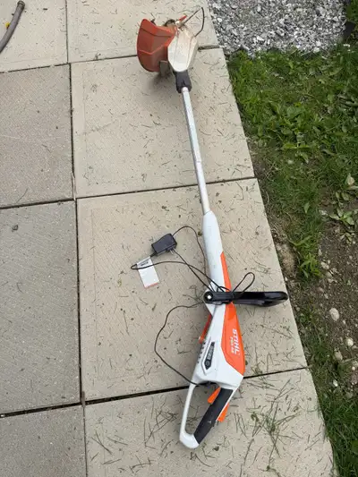 An excellent machine. Like new. Easy peasy. Uses blades instead of string. Extra blades included.