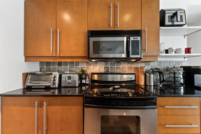 Upscale furnished rental in unbeatable location in Room Rentals & Roommates in City of Montréal - Image 9