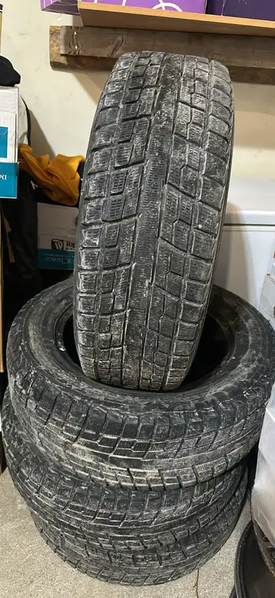 4 pneus hiver yokohama 225 65 17 presque neuf pour $500. Et egalement 4 mag et pneus ete pour $700