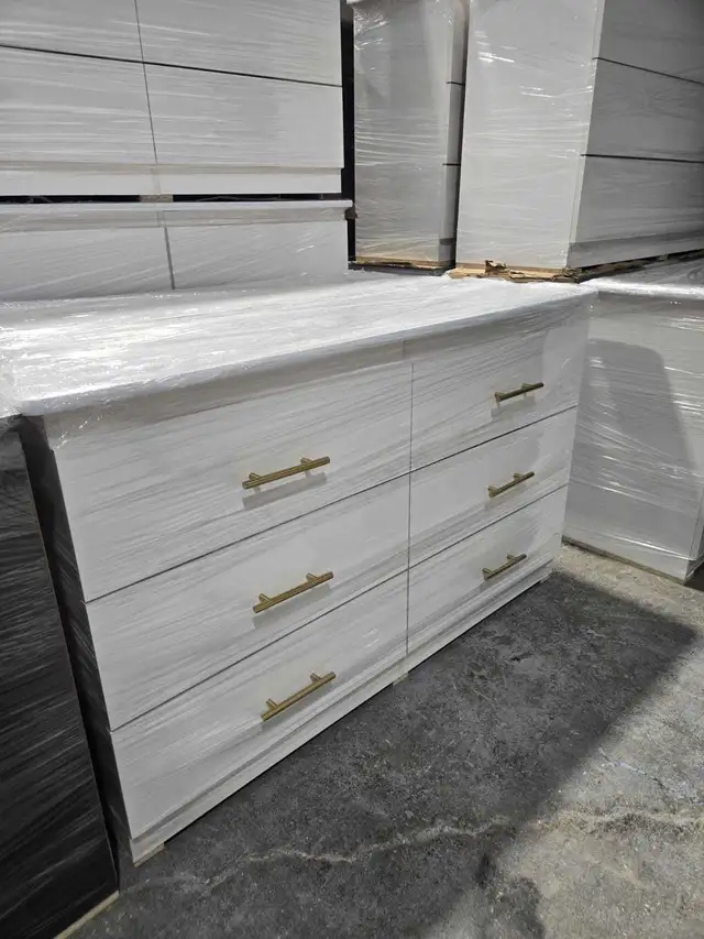 6-Drawer White Wood Dresser in Dressers & Wardrobes in City of Toronto - Image 2