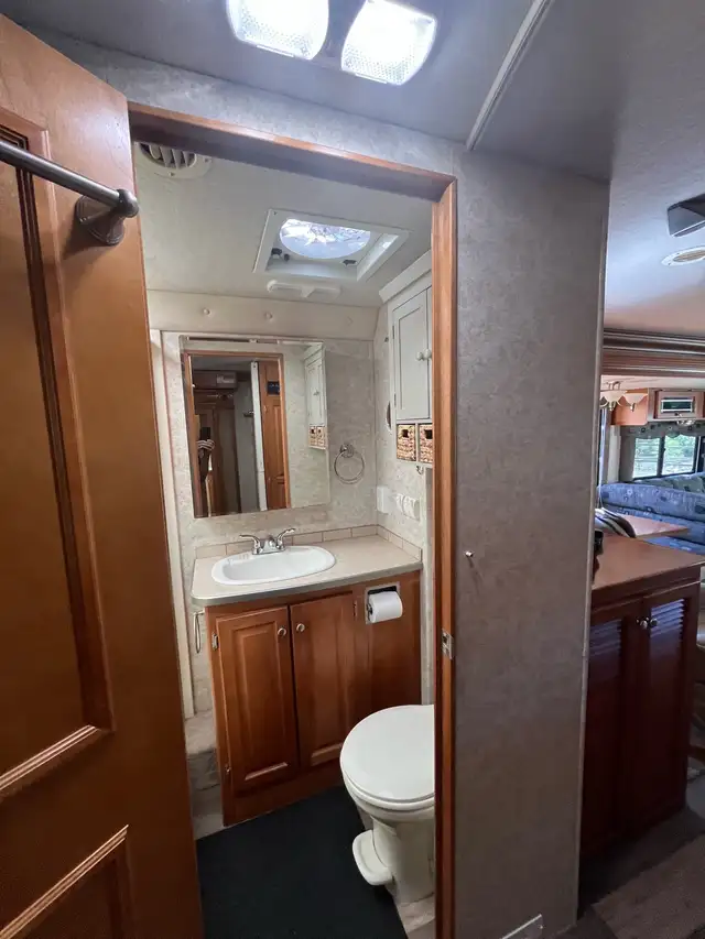 Gulf Stream Diesel Pusher Motorhome in RVs & Motorhomes in Medicine Hat - Image 8