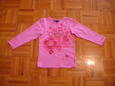 Vetements pour fille,chandails, jeans,tuques ,mitaines, View more