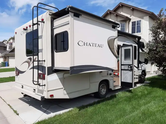 LOW MILAGE 2015 Thor Motor Coach Chateau 26A Class C Motorhome in RVs & Motorhomes in Calgary - Image 2
