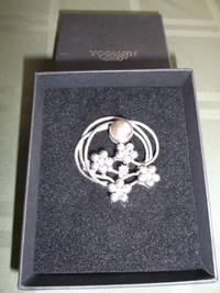 NEW $6.00 Beautiful silvery coloured brooch