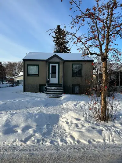 The top floor of this beautiful bungalow is available for rent. It comes with 2 bedrooms, a kitchen...