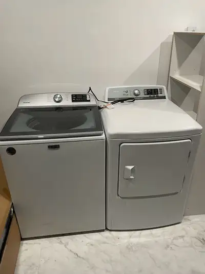 Laveuse Maytag et sécheuse RCA à vendre. En bon état.