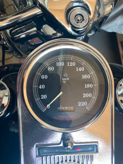 This is a 1999 Road King with 55,000 Kilometers on it. It has had the 50,000 Kilometer service done...