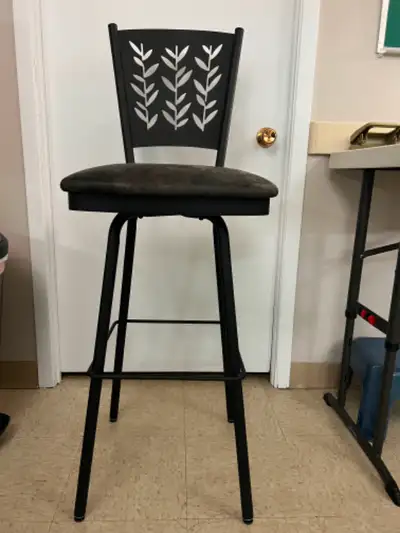 Un tabouret pivotant Amisco réduit 100$, View more