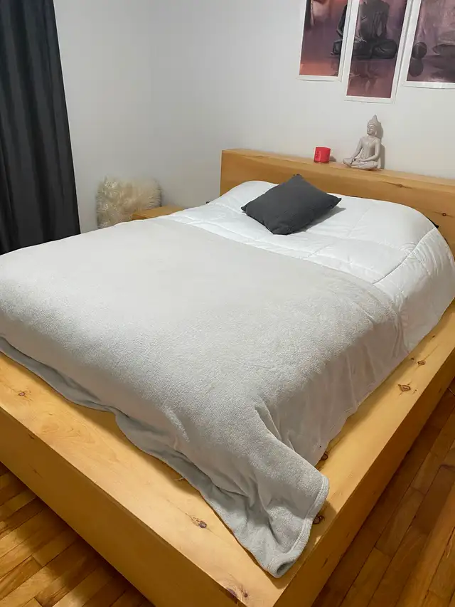 Lit Queen en pin in Beds & Mattresses in Longueuil / South Shore - Image 2