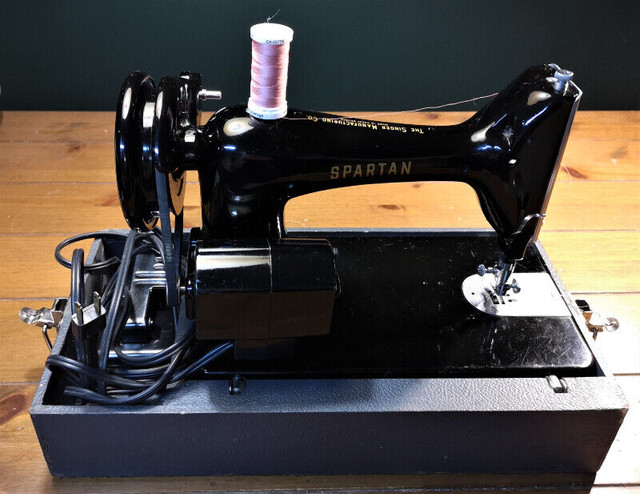 Singer Spartan Sewing Machine with case - in Hobbies & Crafts in Kingston - Image 2