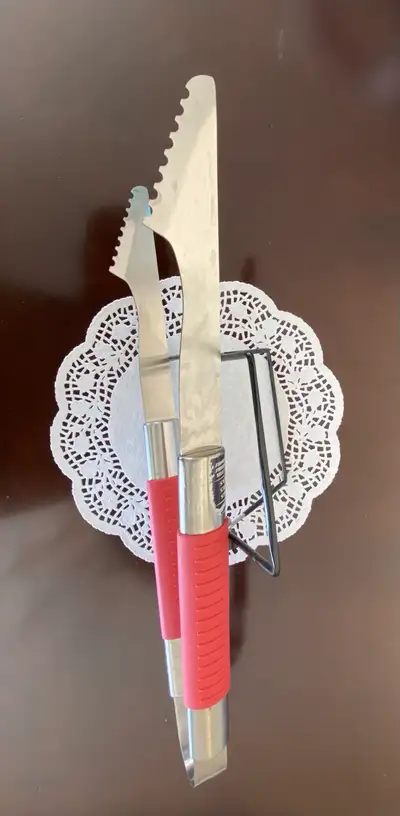 Heavy duty stainless steel long handle BBQ tongs, never used. Pick up : Huntington Hills. Cash only.